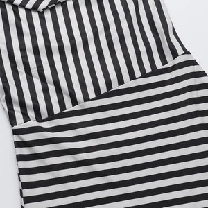 Detailansicht der schwarz-weiß gestreiften Stoffnähte an diesem sexy rückenfreien Kleid