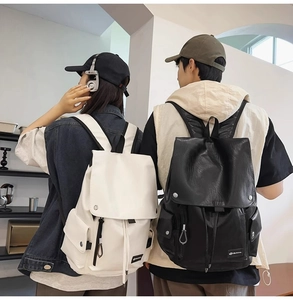 Vista posteriore di zaini alla moda in pelle PU neri e bianchi su modelli maschili e femminili