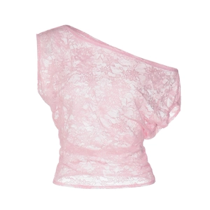 Detalle de encaje rosa en un top ajustado asimétrico con hombro descubierto para mujer