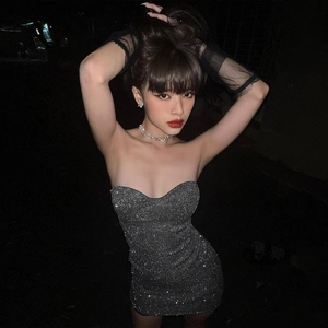 Détail du tissu à paillettes noires étincelantes sur une robe de soirée courte et sexy