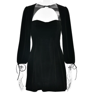 Mini abito attillato in velluto nero con scollo quadrato a goccia e maniche stringate