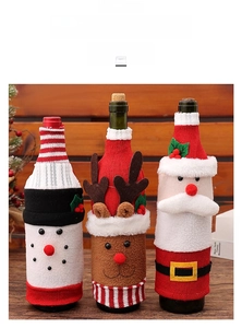 Detailansicht der Weihnachtsweinflaschenhüllen mit Weihnachtsmann, Rentier und Schneemann