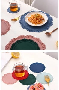 Vue détaillée de sets de table en silicone rétro dentelle sur une table blanche propre