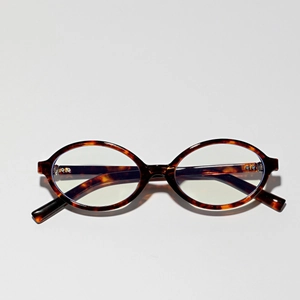 Classic oval tortoise shell eyewear frames for women and men in a vintage Y2K style
