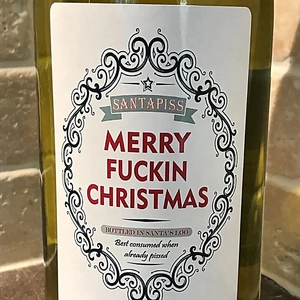 Étiquette de vin de Noël amusante avec graphismes Santapiss et typographie festive
