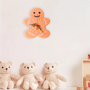 Ρολόι τοίχου σε σχήμα gingerbread με χρωματιστούς αριθμούς για παιδική διακόσμηση