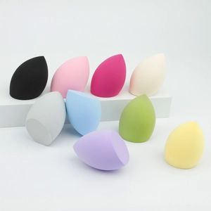 Set di nove spugnette per trucco colorate a goccia per un'applicazione perfetta del fondo
