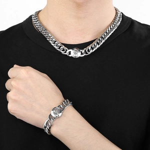 Détail du set de chaîne et bracelet cubain pour homme en acier argenté avec tête de mort