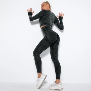 Details des grauen nahtlosen Yoga-Sets mit High-Waist-Leggings und Langarm-Crop-Top