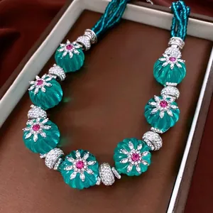 Collier vintage avec perles citrouilles vertes, accents floraux en cristal sur fond de soie