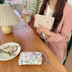 Pochette per trucco in tela floreale con cerniera e laccetto in vari motivi colorati