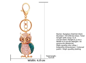 Détail du porte-clés hibou avec émail vert, strass blancs et dimensions précises