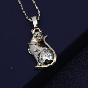 Vue macro détaillée d'un pendentif chat plaqué or 18 carats avec pierres colorées