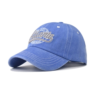 Détail de la broderie 3D Atlanta et des coutures blanches sur casquette en coton bleu