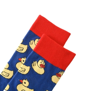 Détail du bord-côte et du motif canard sur des chaussettes en coton bleu