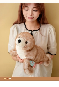 Dettaglio del morbido peluche a forma di foca marrone mostrato nelle dimensioni reali