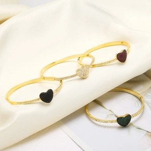 Bracciale placcato oro 18k con ciondolo a forma di cuore e pietre di zircone scintillanti