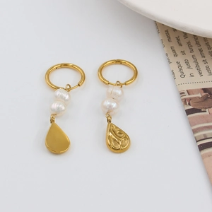 Dettagli di orecchini a goccia placcati oro 18K con perle naturali su sfondo bianco