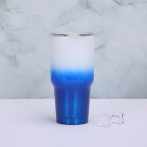 Détail du gobelet isotherme 30oz dégradé bleu avec des glaçons sur fond de marbre