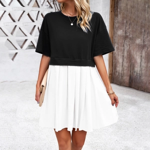 Elegante abito a maniche corte a contrasto bianco e nero con gonna a pieghe