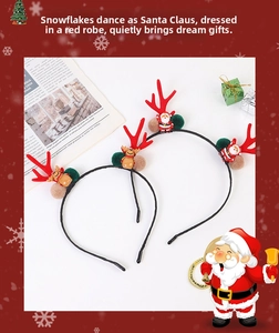 Détail de serre-têtes de Noël festifs avec bois de renne et motifs du Père Noël