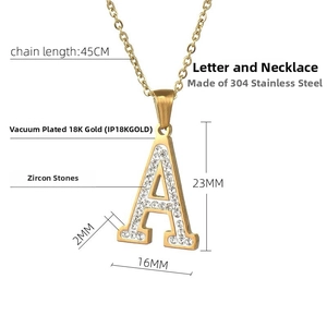 Détail du pendentif lettre A plaqué or 18K avec oxydes de zirconium sur chaîne en acier