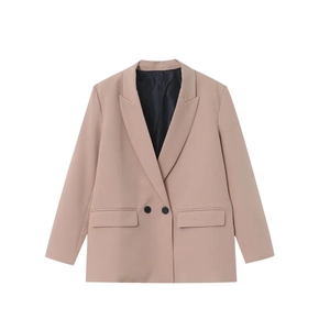 Détail d'un blazer croisé décontracté avec col à revers et poches à rabat