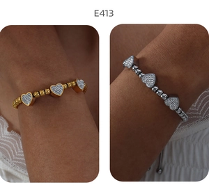 Détails des bracelets perlés à cœurs dorés et argentés avec des cristaux étincelants
