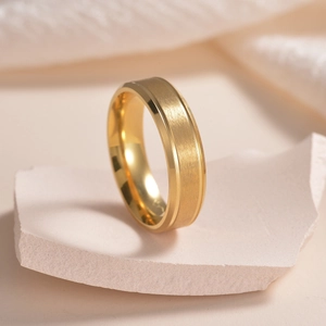 Dettaglio anello oro opaco spazzolato 8mm con bordi smussati lucidi su pietra