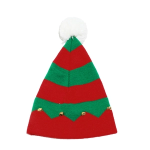 Détail d'un bonnet de Noël rayé avec des bords en zigzag verts et des clochettes