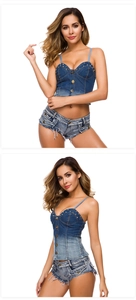 Dettaglio completo di bustier e shorts in denim sfumato blu con borchie d'oro