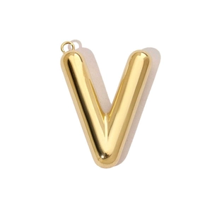 Gros plan d'un pendentif lettre V creux en or poli avec une finition miroir brillante