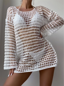 Gros plan sur le tricot crochet blanc de cette tunique de plage ajourée