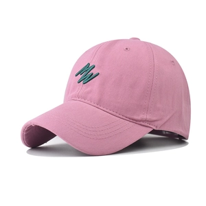 Detail einer rosa Baumwoll-Baseballkappe mit grüner 3D-Stickerei und Belüftungslöchern