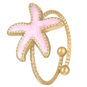 Dettaglio anello stella marina dorata con smalto rosa e fascia a corda intrecciata