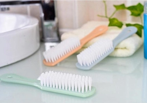 Tre spazzole per bucato multiuso a setole morbide in plastica verde, rosa e blu