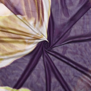 Macro del tessuto leggero a fiori con trama arricciata e dettagli in mesh viola