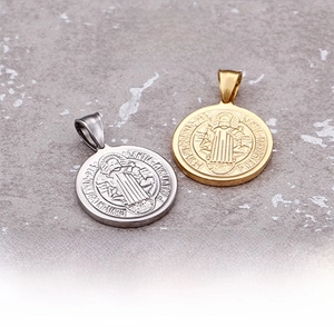 Makro-Detail der heiligen Benedikt-Medaillons aus Gold und Silber Edelstahl