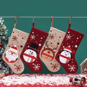 Kreative Weihnachtsstrümpfe mit Weihnachtsmann, Rentier und Schneemann für die Dekoration