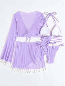 Detail von lavendelfarbenem Mesh-Strand-Cover-up mit weißen Fransen und Bikini