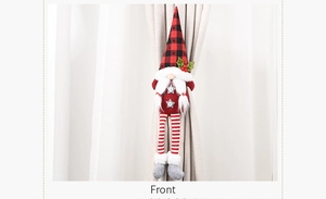 Détail d'attache-rideau de gnome de Noël à carreaux rouges sur un rideau beige sobre
