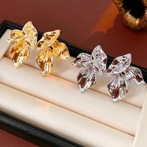 Boucles d'oreilles pétales dorées et argentées exquises avec texture 3D et style chic