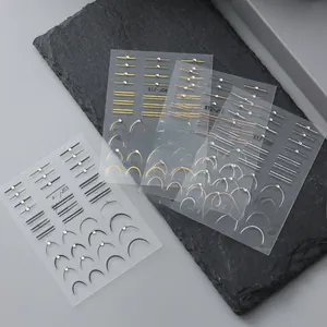 Vue détaillée d'autocollants 5D pour ongles avec lignes métalliques et strass