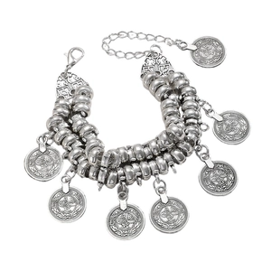 Detail van vintage zilveren kralenarmband met dubbele laag en zeven gegraveerde munten
