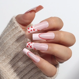 Unghie finte lunghe squadrate French con cuori rossi e base nude lucida elegante