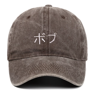Détail de la broderie japonaise blanche sur une casquette en coton lavé vintage