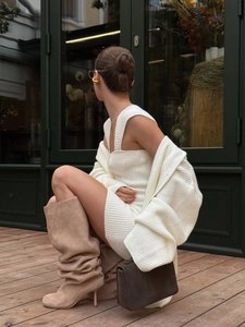 Schmal geschnittenes weißes Strick-Zweiteiler-Set mit Trägerkleid und langem Cardigan