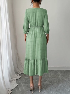 Vue de dos de robe longue verte à pois pour femme avec taille ajustée et ourlet à volants