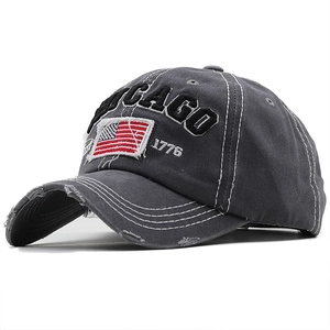 Détail d'une casquette de baseball gris délavé avec broderie Chicago et patch drapeau