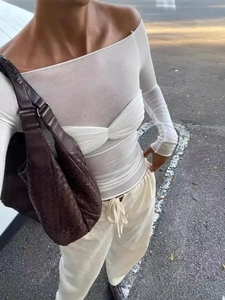 Haut chic en tricot à col carré, pantalon de jogging crème et grand sac cabas en cuir tressé